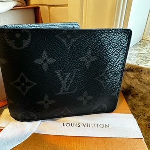 Men’s Louis Vuitton wallet Graphite gently used condition 100% authentic Receipt